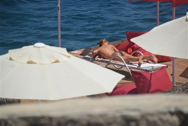 Ece Vahapoğlu sahilde de rahat durmadı!