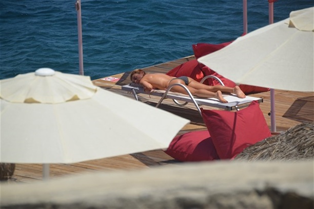 Ece Vahapoğlu sahilde de rahat durmadı!