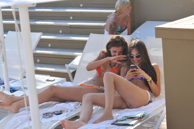 Rol arkadaşlarının plaj keyfi