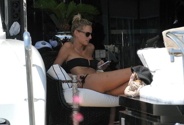 Tori Garrn üstsüz yakalandı!