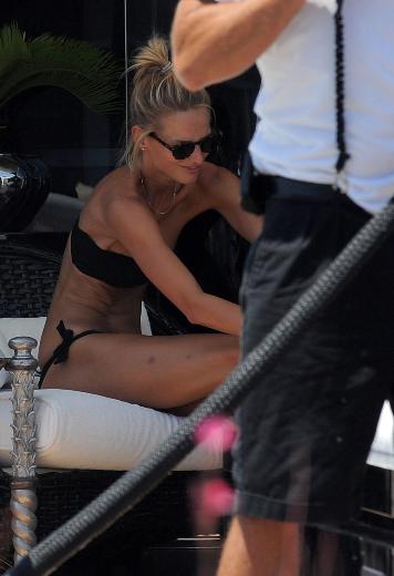 Tori Garrn üstsüz yakalandı!