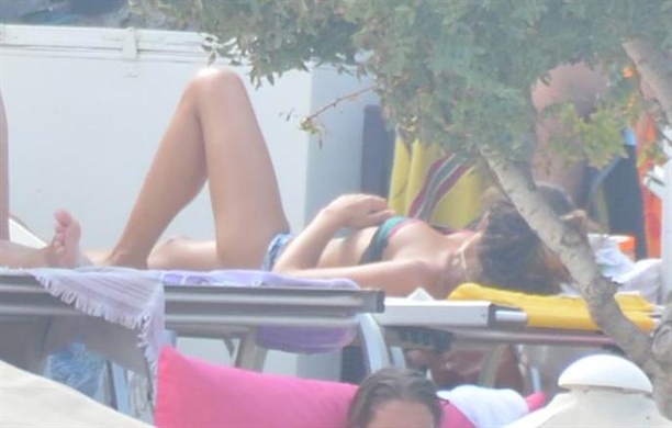 Özge Özpirinçci kucakta!