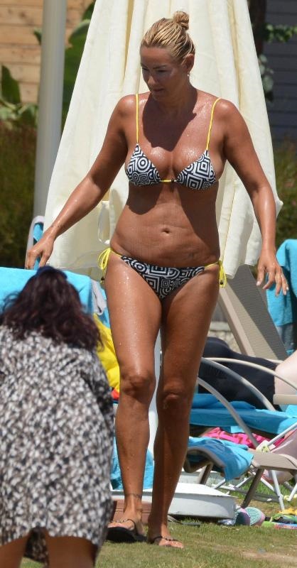 Pınar Altuğ sahile indi!