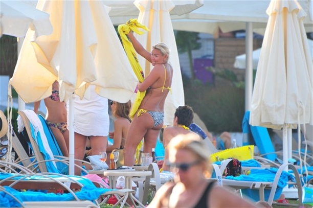 Pınar Altuğ sahile indi!