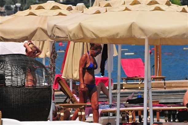 Demet Akalın'dan bikini şov!