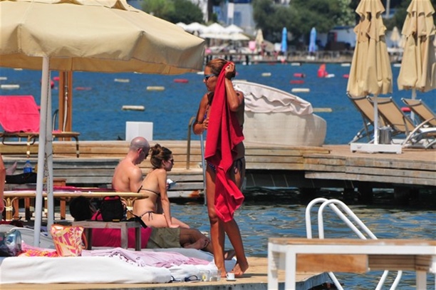 Demet Akalın'dan bikini şov!