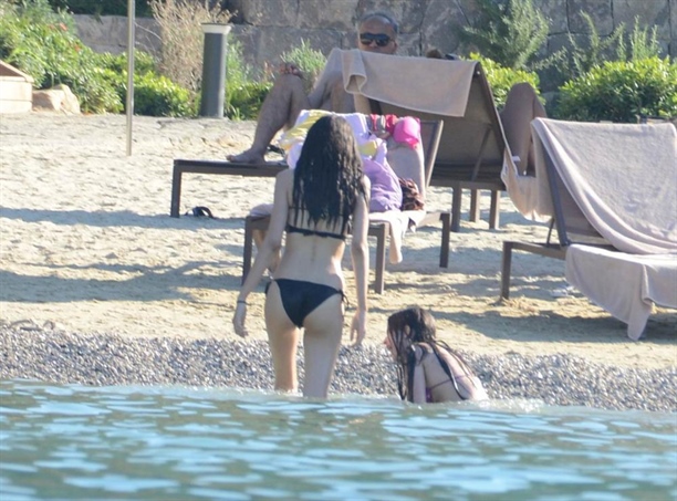 Defne Samyeli kızı ve sevgilisiyle tatilde