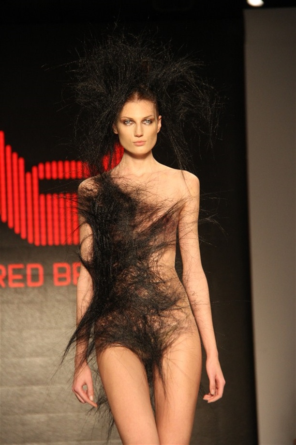 İstanbul Moda Haftası'na damga vuran elbise