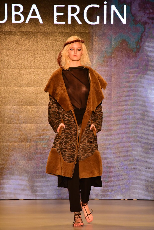 Tuba Ergin'den seksi doğu defilesi