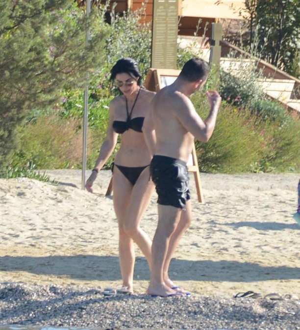 Defne Samyeli  Bikinili