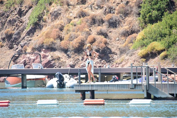 Şeyda Coşkun Bikinili