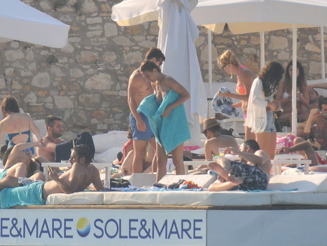 Özlem Yılmaz Bikinili