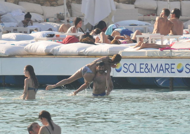 Özlem Yılmaz Bikinili