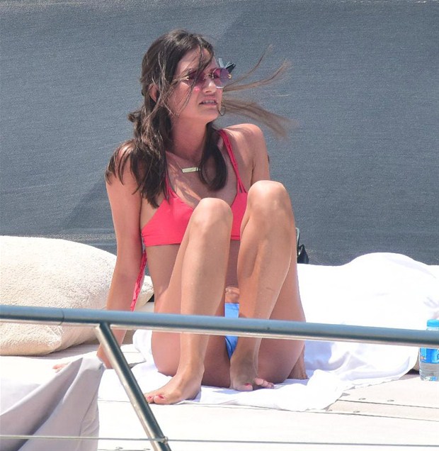 Yasemin Özilhan Bikinili