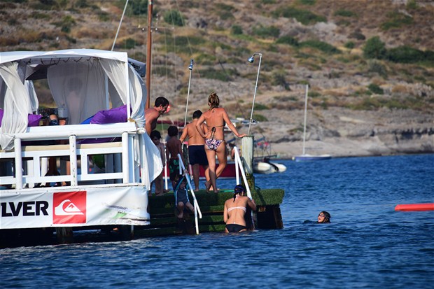 Özge Özberk Bikinili