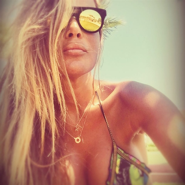 Özlem Yıldız Bikinili