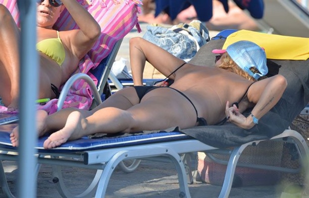 Yonca Evcimik Bikinili