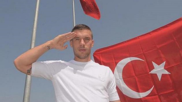 Podolski'den asker selamı