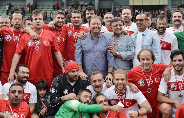 Ünlü isimler lösemili çocuklar için sahaya çıktı