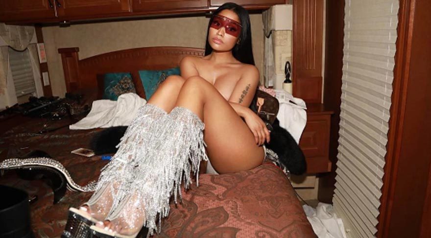 Nicki Minaj’dan seksi poz