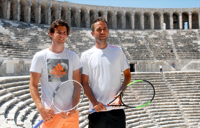 Aspendos Antik Tiyatrosu'nda tenis gösterisi