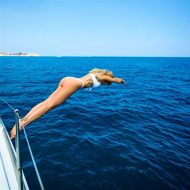 Rita Ora'dan olay pozlar!