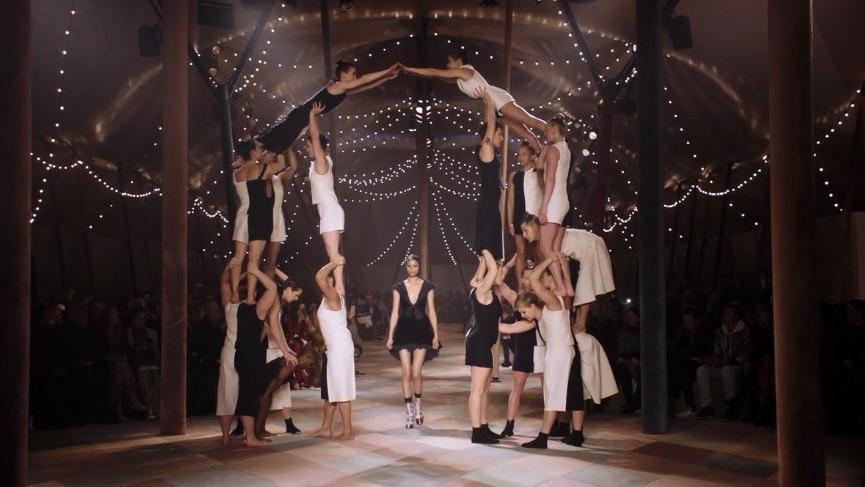 Christian Dior’un sirk temalı defilesi dikkat çekti