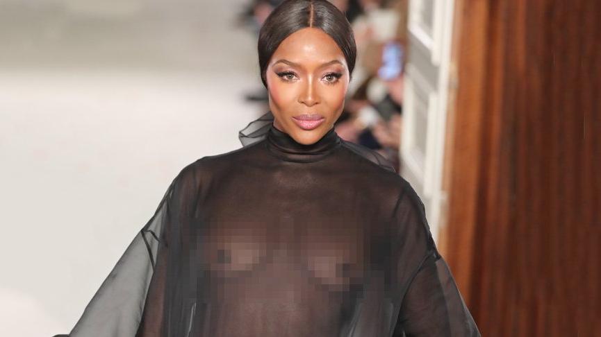 Naomi Campbell Valentino defilesindeki transparan elbisesi ile beğeni topladı