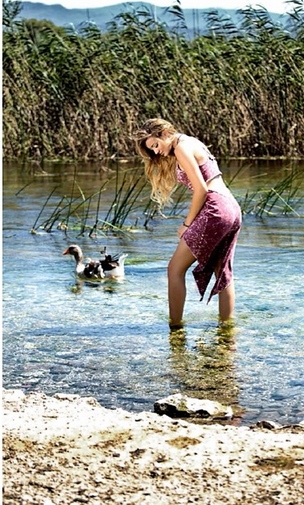 Güzel Köylü'den seksi pozlar