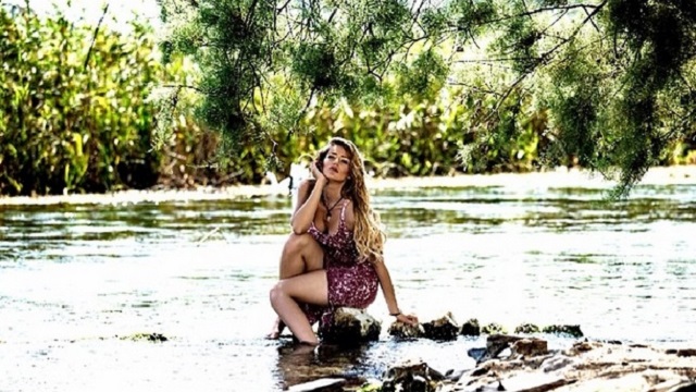 Güzel Köylü'den seksi pozlar