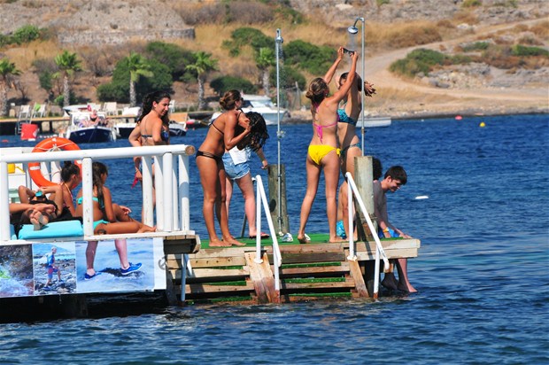 Sahra oyuncu olmak istiyor